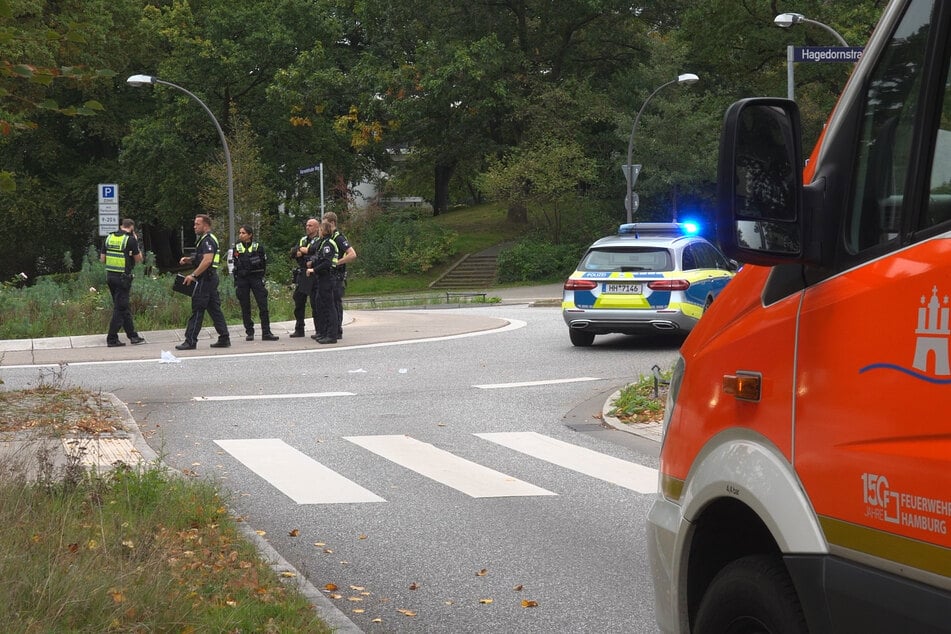 Bei einem Unfall in einem Kreisel in Hamburg-Harvestehude wurde ein Rollerfahrer schwer verletzt.