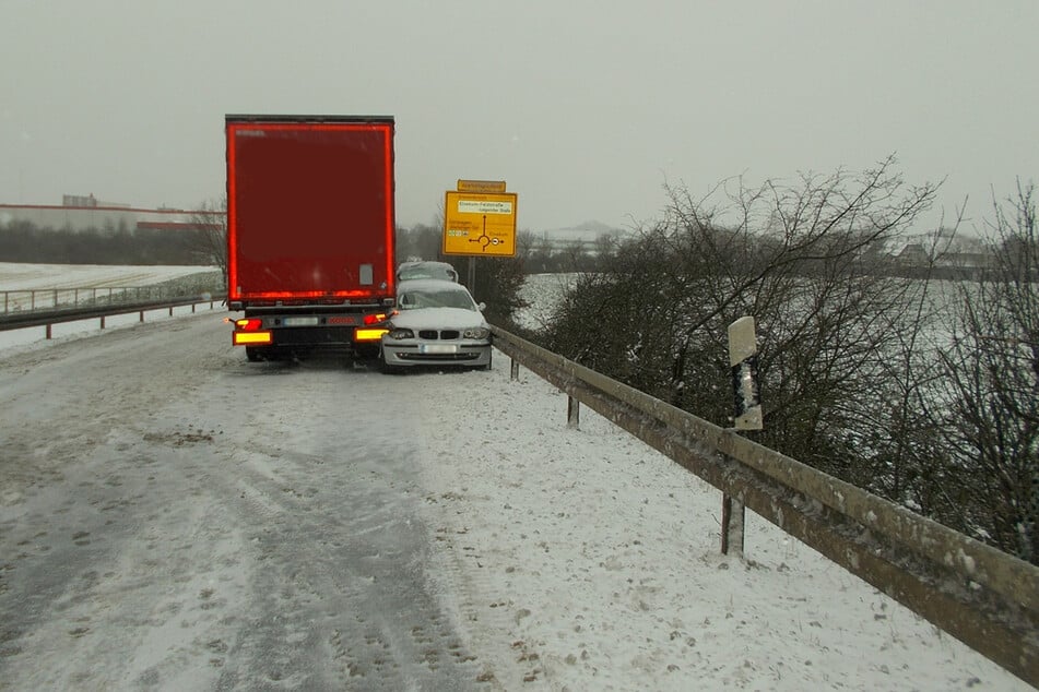 Ein Lkw-Fahrer (49) in Neuss hat am Montagmorgen mit seiner blitzschnellen Reaktion eine Autofahrerin (57) womöglich vor Schlimmerem bewahrt.