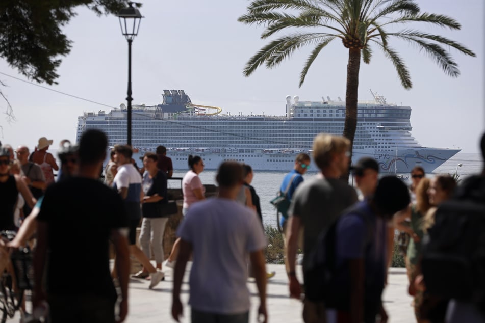 Bis die Winde abgeflacht waren, durften Passagiere weder auf das Schiff, noch von ihm herunter. Die Crew sorgte dabei für das Wohlergehen aller.