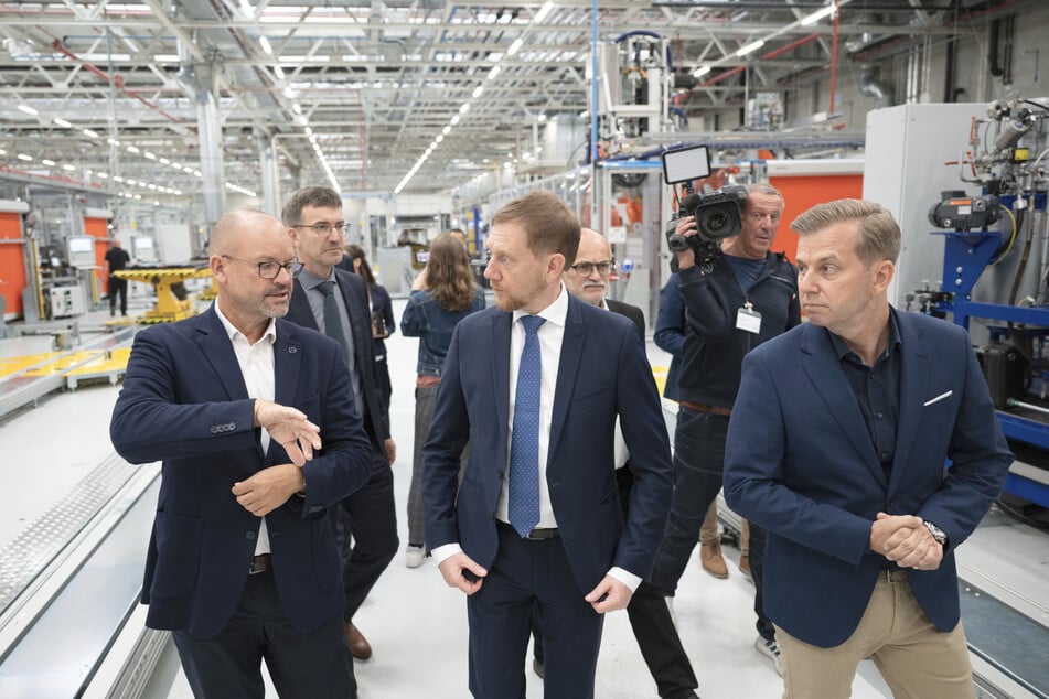 Am Mittwoch besichtigte MP Michael Kretschmer (50, CDU, Mitte) die neue Accumotive-Linie mit Mercedes-Benz-Vorstand Jörg Burzer (55, l.) und Accumotive-Chef Sascha Kleinert (49).