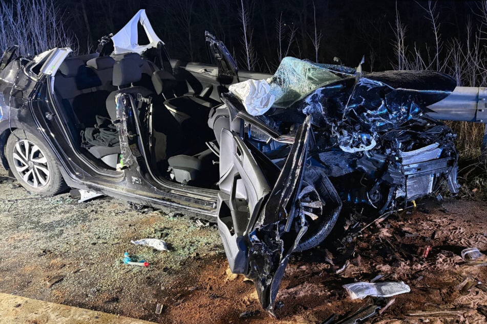 Der VW des 20-Jährigen wurde bei dem Unfall völlig zerstört. Der Fahrer starb kurze Zeit später in einer Klinik.