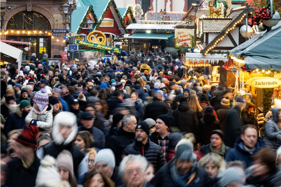 Bei 8 bis 11 Grad dürften die Heißgetränke auf dem Frankfurter Weihnachtsmarkt am 2. Advent nicht jedermanns Sache sein.