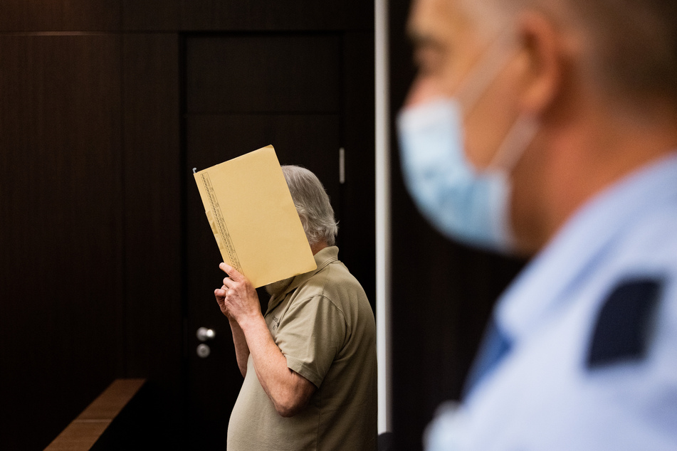 Der 63-jährige Ex-Polizist hatte mehr als 1000 Bilder von sexuellem Kindermissbrauch in seiner Wohnung.