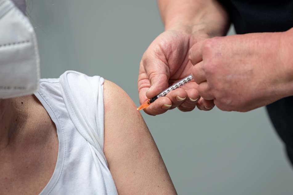 Eine Frau wird im Impfzentrum gegen das Coronavirus geimpft.