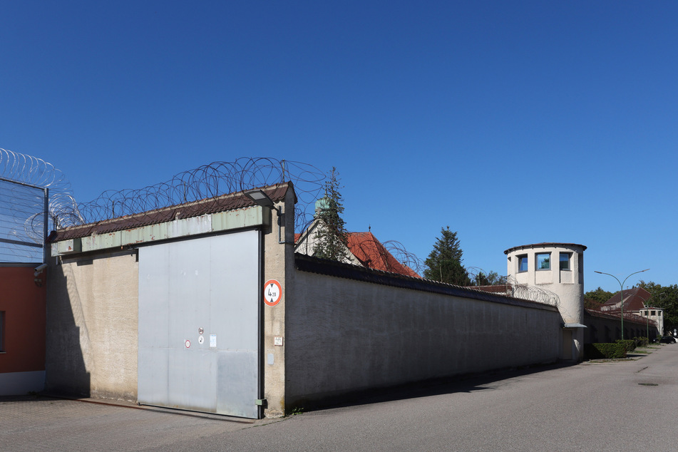Hinter den Mauern der Justizvollzugsanstalt Landsberg am Lech wird ein neuer Koch gesucht.
