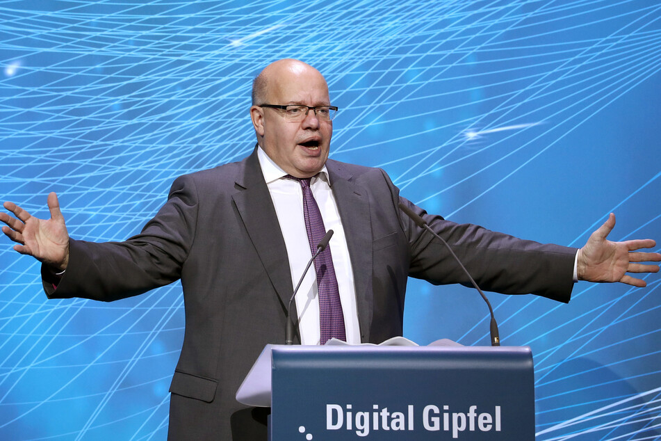 Die Wirtschaftspolitik entwickelt sich stetig weiter. Peter Altmeier, Bundesminister für Wirtschaft und Energie, spricht 2018 auf einem Digital-Gipfel. (Foto: Daniel Karmann/dpa)