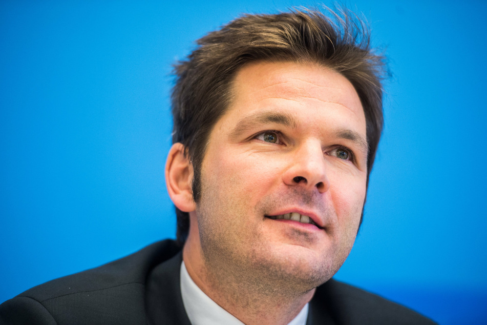 Wissenschaftsstaatssekretär Steffen Krach spricht auf einer Pressekonferenz des Senats.