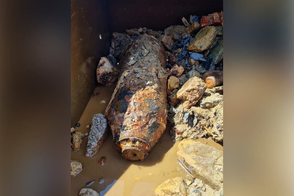 Diese Weltkriegsbombe holte Baggerschiff "Domarin" aus der Elbe.
