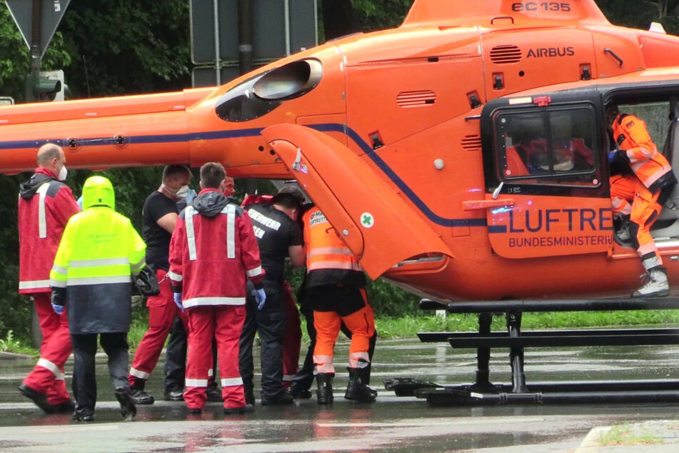 Der 69-Jährige ist mit einem Rettungshubschrauber in eine Klinik geflogen worden, wo er seinen schweren Verletzungen erlegen ist. (Symbolfoto)
