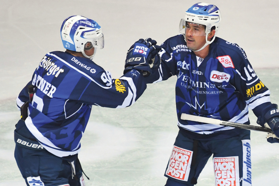 Louis Trattner (l.) bedankt sich bei seinem Eislöwen-Teamkollegen Evan Trupp für die Vorlage.