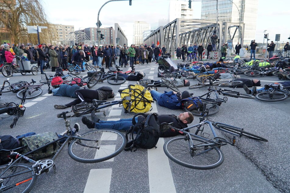 Teilnehmer der Aktion legten sich mit ihren Fahrrädern am Unfallort auf die Straße.