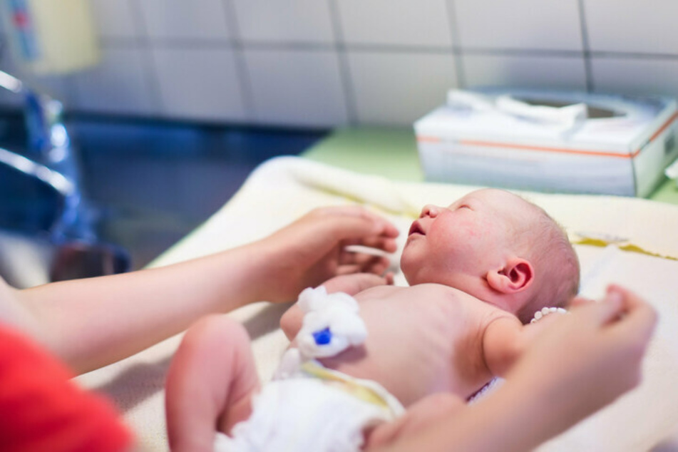 Neugeborene Mädchen haben nach wie vor eine deutlich höhere durchschnittliche Lebenserwartung als die Jungen.