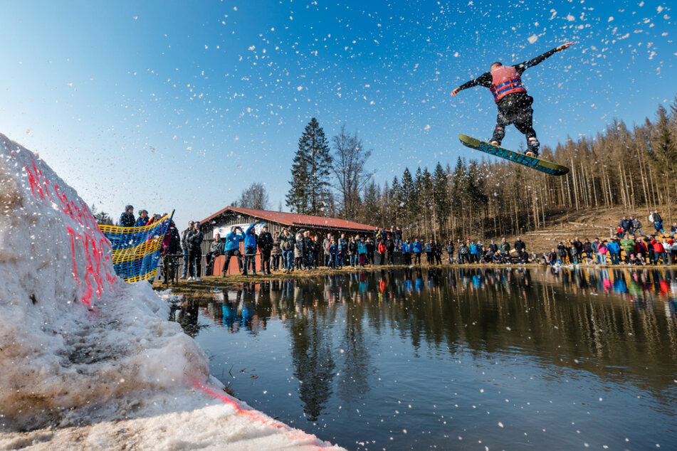 Ski-Gaudi zum Abschluss: Mutige Wintersportler springen ins kalte Wasser