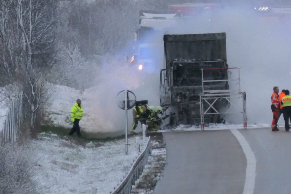Unfall A14: Feuerwehreinsatz auf der A14 im Landkreis Leipzig: Lastwagen steht in Flammen!