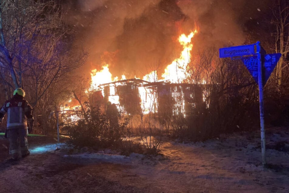 Beim Eintreffen der Feuerwehr hat die große Gartenlaube bereits lichterloh gebrannt.