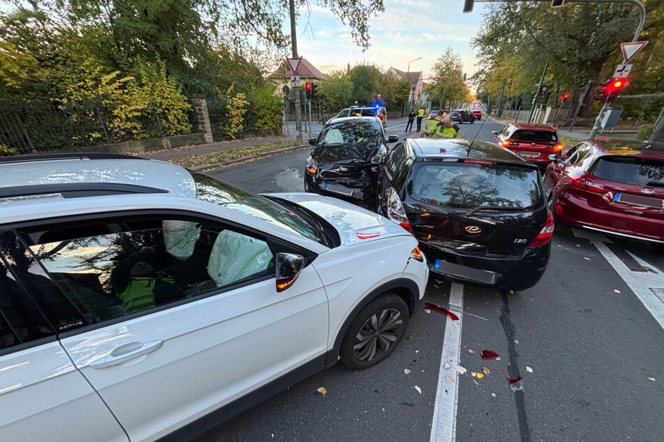 Infolge des Unfalls wurde eine Frau verletzt.