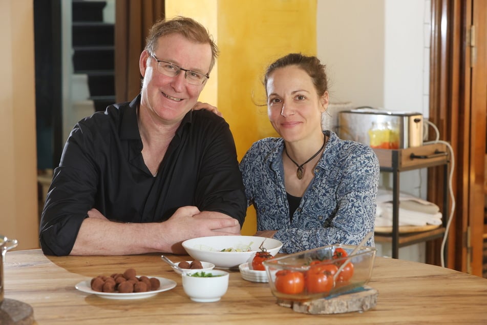 Jürgen Tschirner (55, l.) und seine Ehefrau Kateřina Tschirner-Kosová (38) leiten den Verlag, der die Biografie herausbringt.