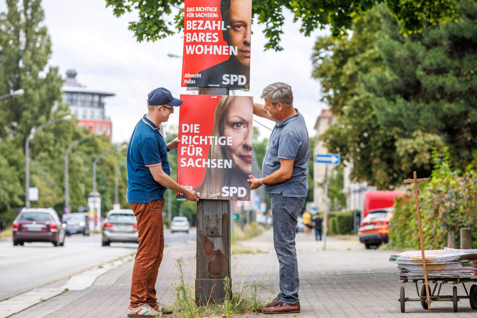 Am Samstag half Ecke seinem Parteikollegen Albrecht Pallas (44, r.) und dessen Team beim Plakate aufhängen.