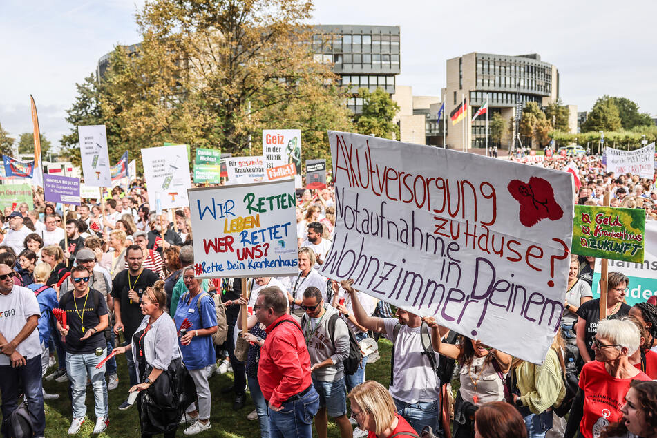 Schon vor Beginn der Kundgebung hatten sich bis zu 8000 Demonstranten auf der Landtagswiese versammelt.