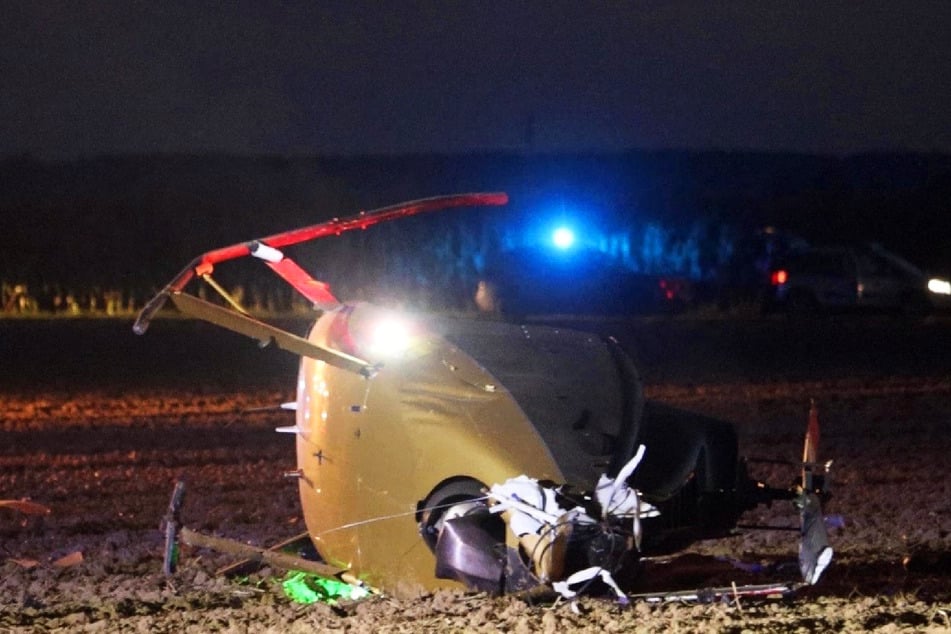 Von dem Hubschrauber ist nach dem Absturz nur ein Wrack übrig geblieben.