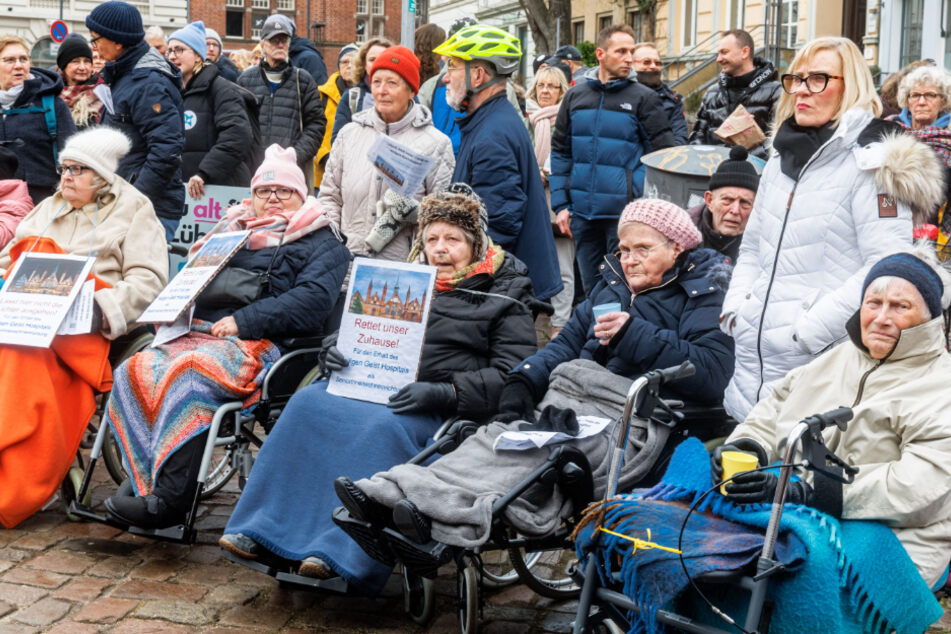 Rund 200 Bewohner des Heiligen-Geist-Hospitals in Lübeck haben am Freitag gegen die geplante Schließung des geschichtsträchtigen Altenheims protestiert.