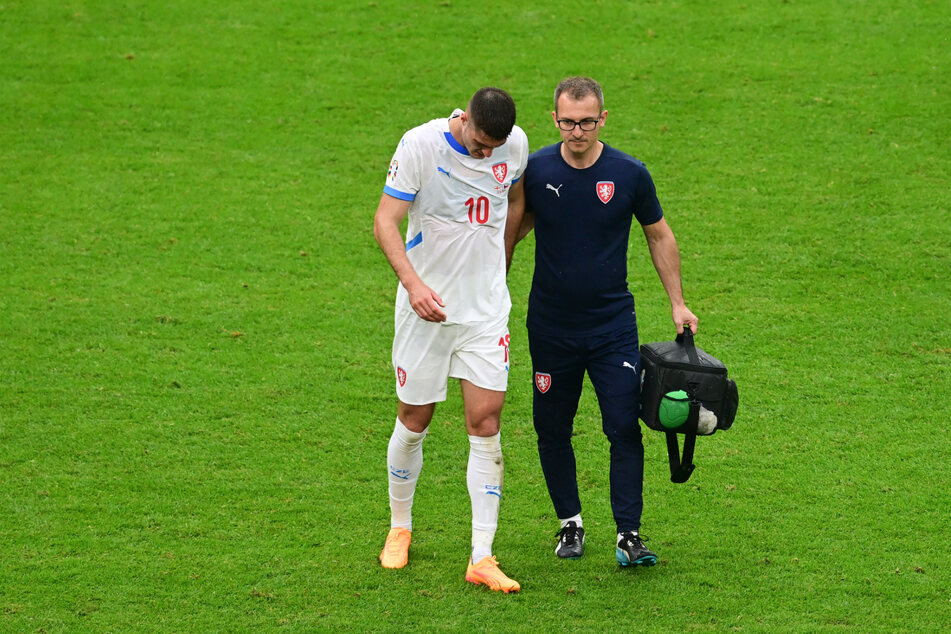 Erst trifft Patrik Schick gegen Georgien, dann muss der Leverkusener verletzt vom Feld. War's das mit der EM für den Star der tschechischen Mannschaft?