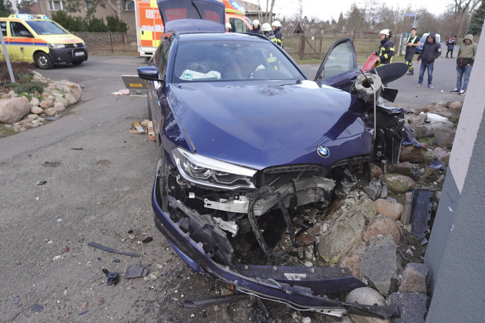 Die Front des BMW wurde fast vollständig zerstört.