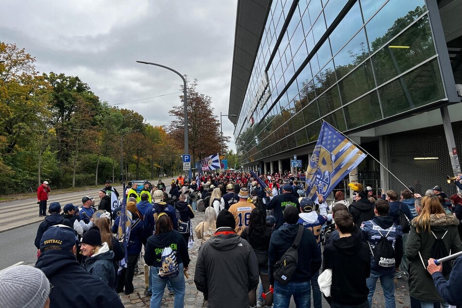 Gute 90 Minuten vor dem Einlass nimmt die Stimmung vor dem Stadion bereits Fahrt auf.