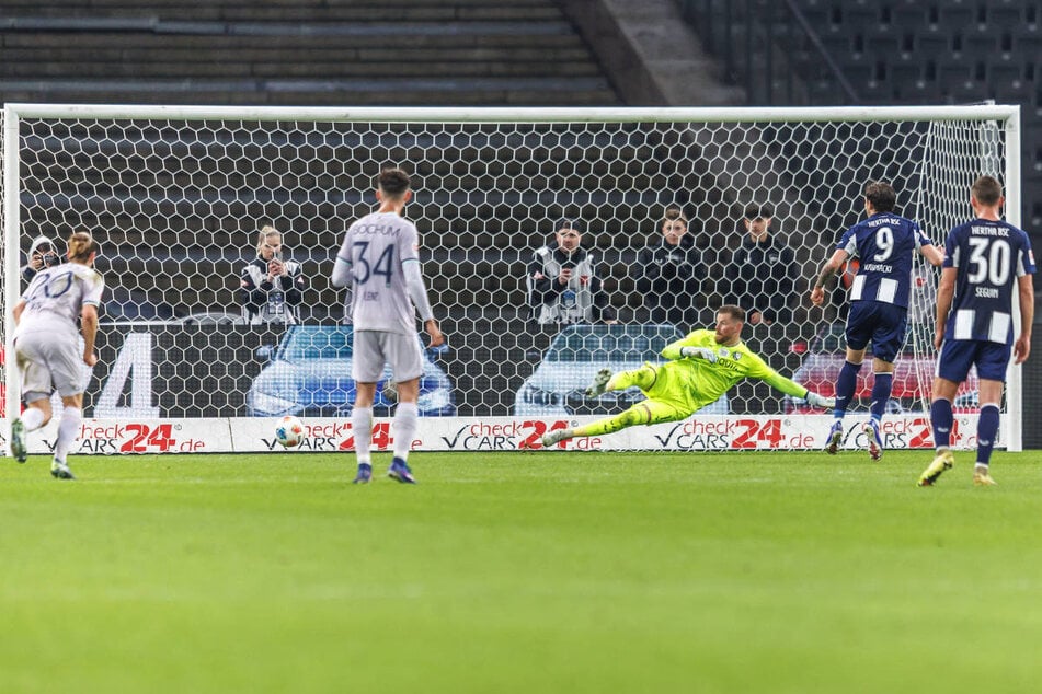 Dawid Kownacki (2.v.r.) verlädt VfL-Keeper Timo Horn (M.) und sorgt vom Punkt für die Hertha-Führung.