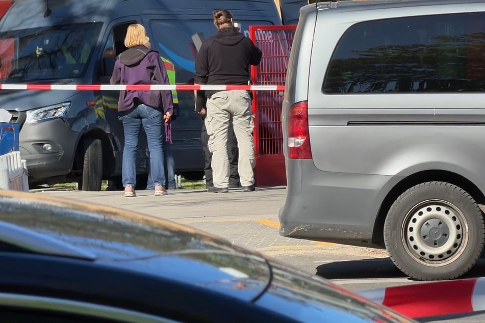Die Polizei nimmt den Amazon-Transporter in Augenschein.