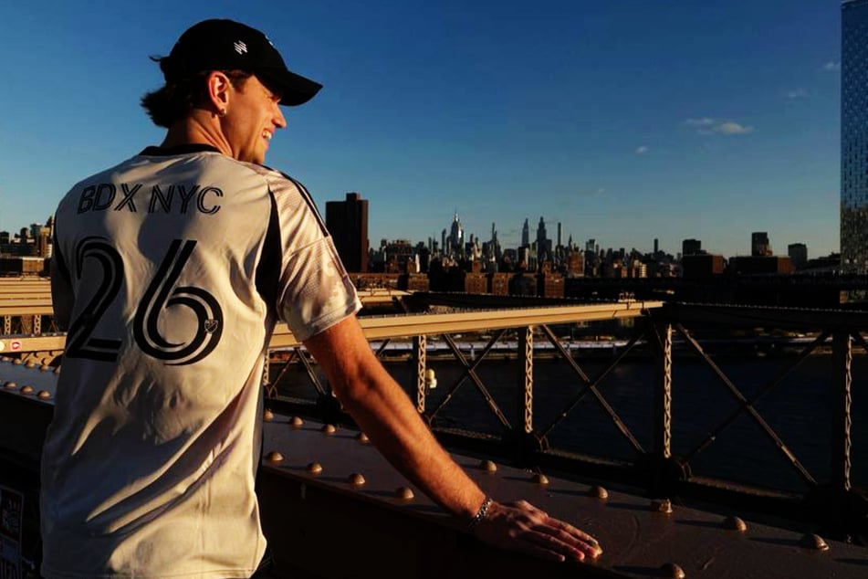 Mit einem extra designten Trikot von Red Bull New York wurde die Eröffnung des neuen Standorts bekannt gegeben.