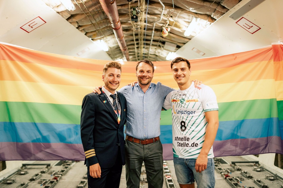 v.l.n.r. Pilot Zac Brown gemeinsam mit Airline-Chef Christoph Hofmann und DHfK-Urgestein Lucas Krzikalla (29) im Frachtraum eines DHL Fliegers