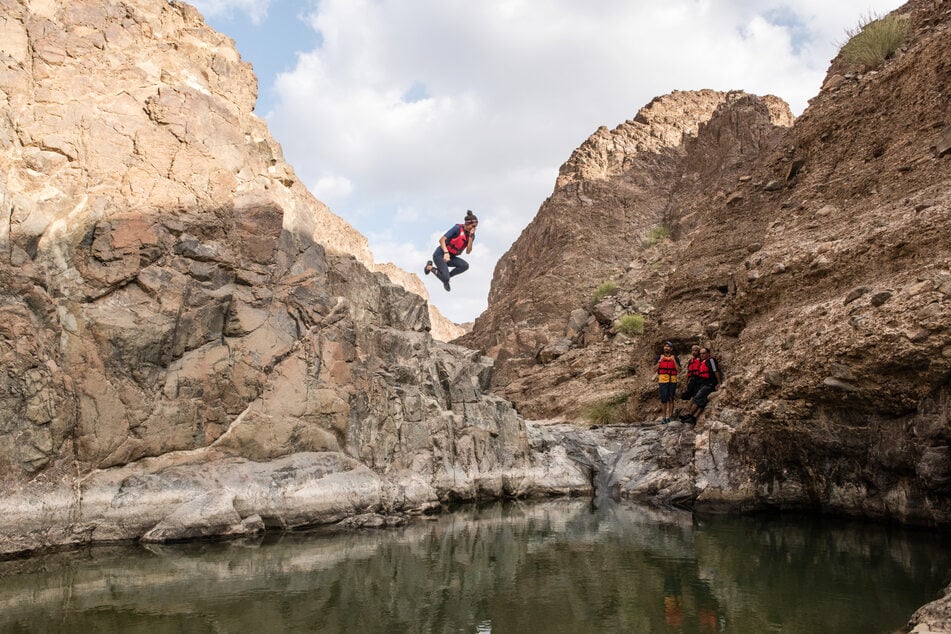 Am Wadi Shawka kann man aus luftiger Höhe ins kühle Nass springen ...