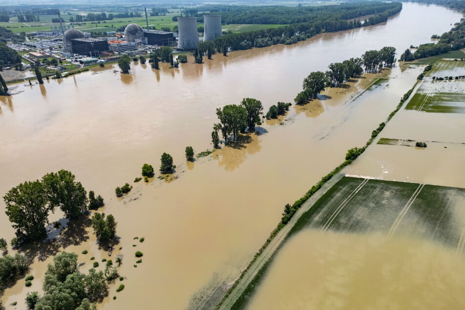 Mancherorts machen sich die Folgen des Hochwassers in Hessen aber weiter bemerkbar. So wird in der Nähe des stillgelegten AKW Biblis seit Montag Wasser von einer Fläche abgepumpt, die wegen des Rheinhochwassers überflutet ist.