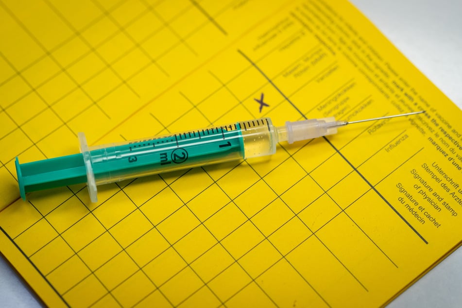 Bei Komplikationen können Betroffene erblinden oder quälende Nervenschmerzen bekommen.