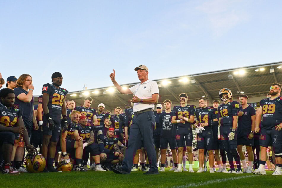 Headcoach Greg Seamon (70, M.) muss noch immer so einiges korrigieren.