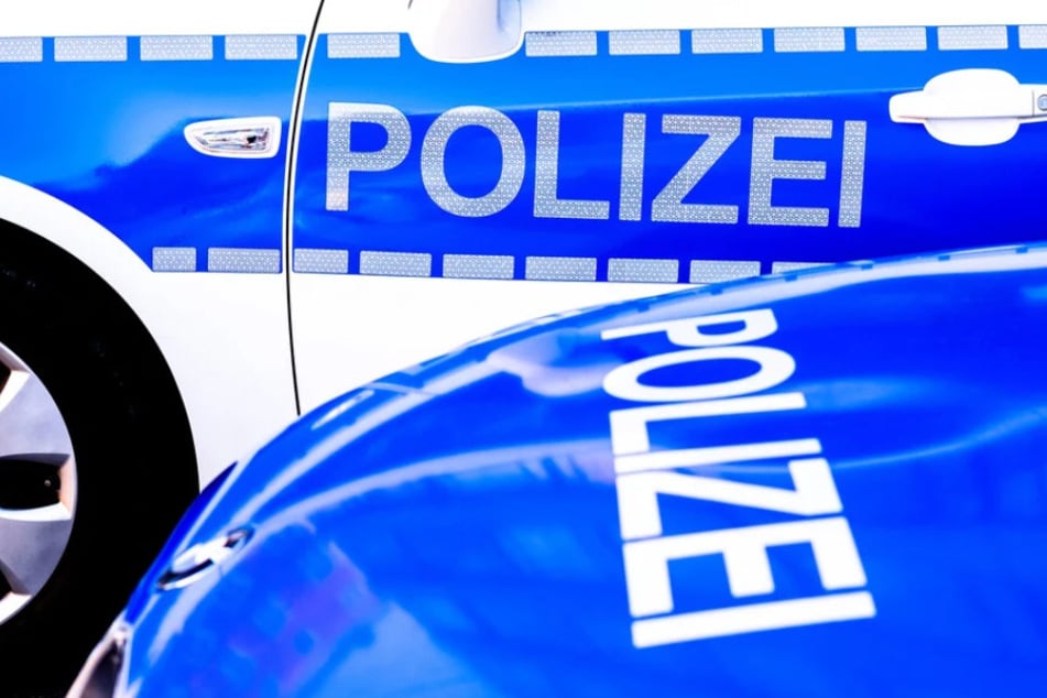 Die Polizei sucht nach einem beschädigten VW Golf und seinem Fahrzeugführer. (Symbolbild)