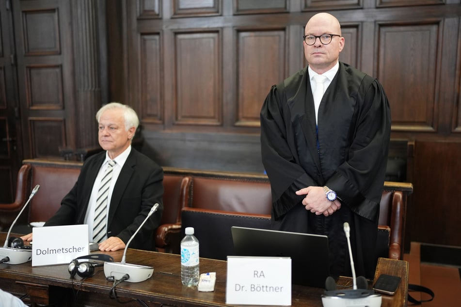 Dr. Sascha Böttner (r.) verteidigt den bereits geständigen Tal S. (auf dem Bild nicht zu sehen) im Entführungs-Prozess gegen Christina Block.