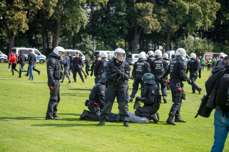 Die Bereitschaftspolizei hat vor dem Kölner RheinEnergie-Stadion für die EM 2024 geprobt.