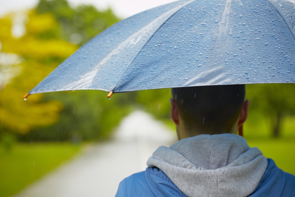 Die Menschen in NRW können sich auf etwas Abkühlung freuen: Es soll vereinzelt regnen und gewittern. (Symbolbild)