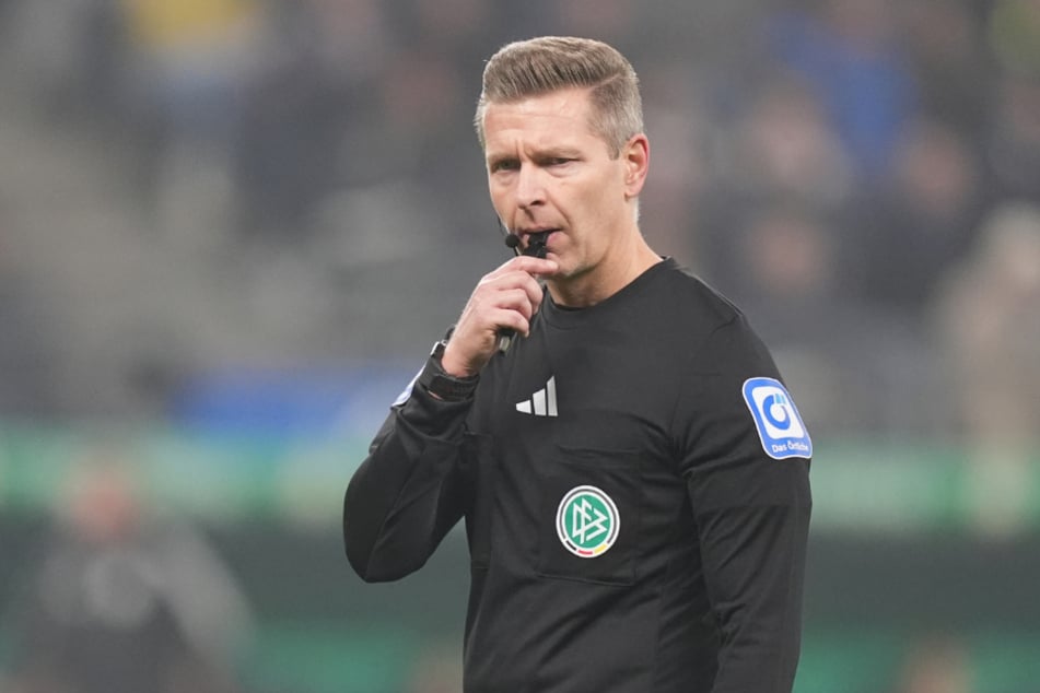 Schiedsrichter Tobias Welz (48) pfeift am Abend das Spiel zwischen dem HSV und Köln.