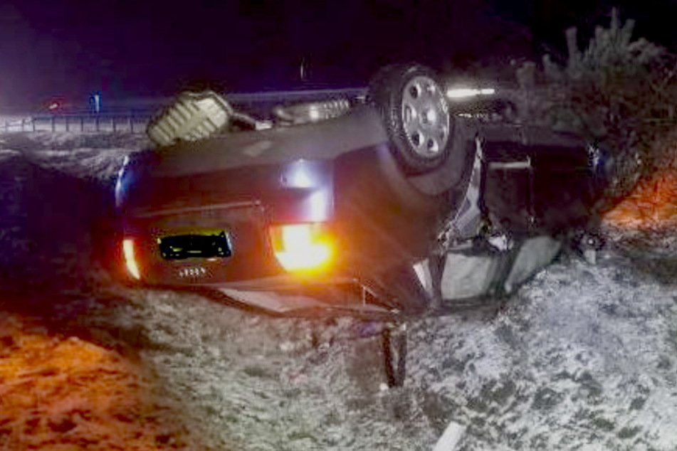 Unfall auf der A1: Auto überschlägt sich auf schneeglatter Straße