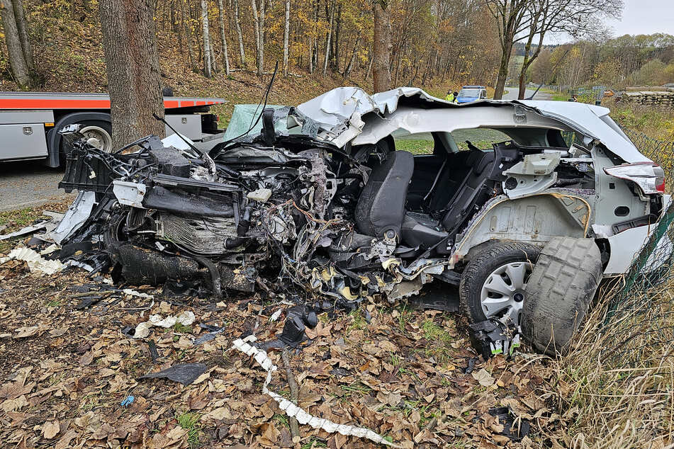 Der Ford wurde bei dem schrecklichen Baum-Crash regelrecht zerlegt. Der Fahrer überlebte den Unfall nicht.
