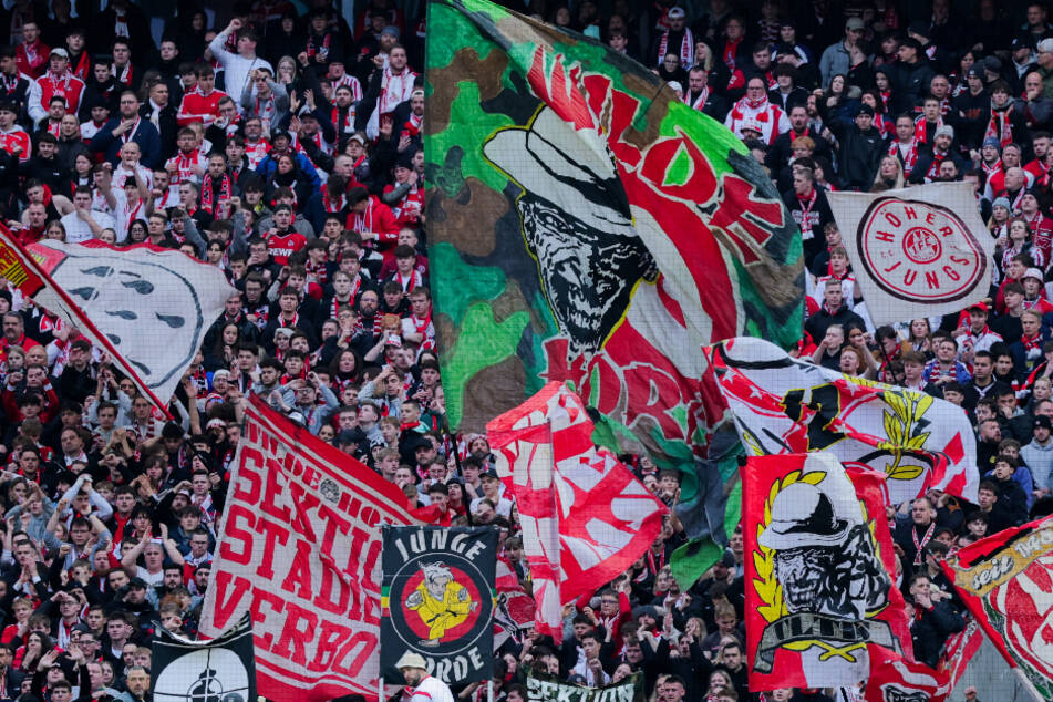 Die Fans des 1. FC Köln sind von ihrem Sport-Geschäftsführer nicht überzeugt.