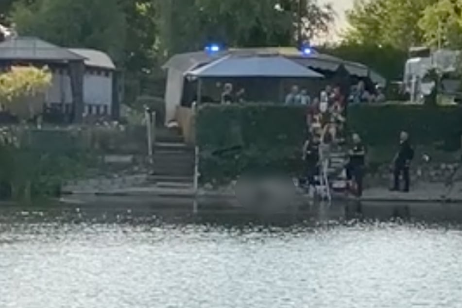 Die Person wurde am Abend aus dem Wasser geborgen.