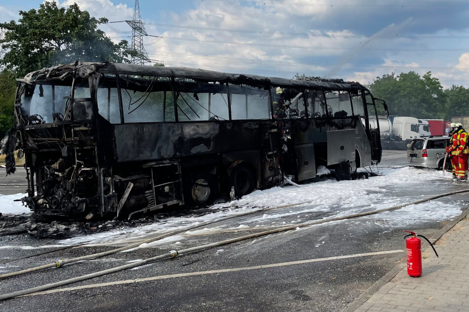 Reisebus geht auf Rastplatz in Flammen auf