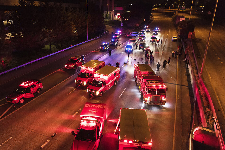 Rettungskräfte arbeiten an einer Autobahn, nachdem ein Fahrer laut Behörden in eine protestbedingte Barrikade auf der Interstate 5 gefahren ist.
