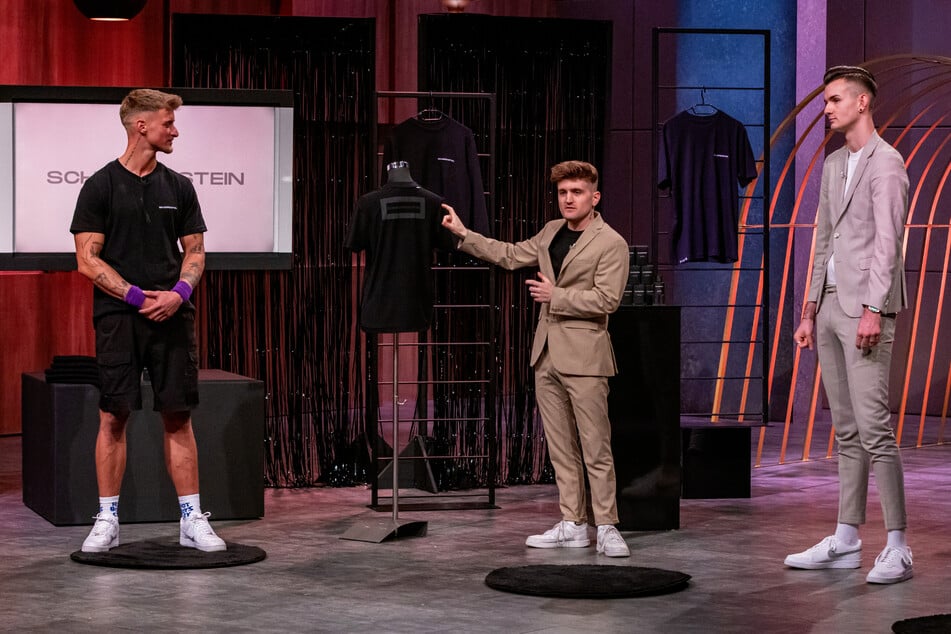 Für ihren Pitch holten sich die Gründer Tim (24, r.) und Kai Sven Brehmer-Scharfenstein (30) Unterstützung von Realitystar Laurenz Pesch (24, l.).