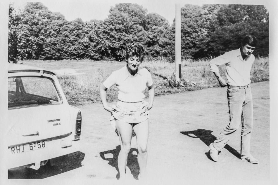 Go Trabi Go: Mit ihrem delfingrauen Trabi 601 Kombi rauchten die Dresdner zigfach an die See - hier Mutter Barbara und Sohn André.