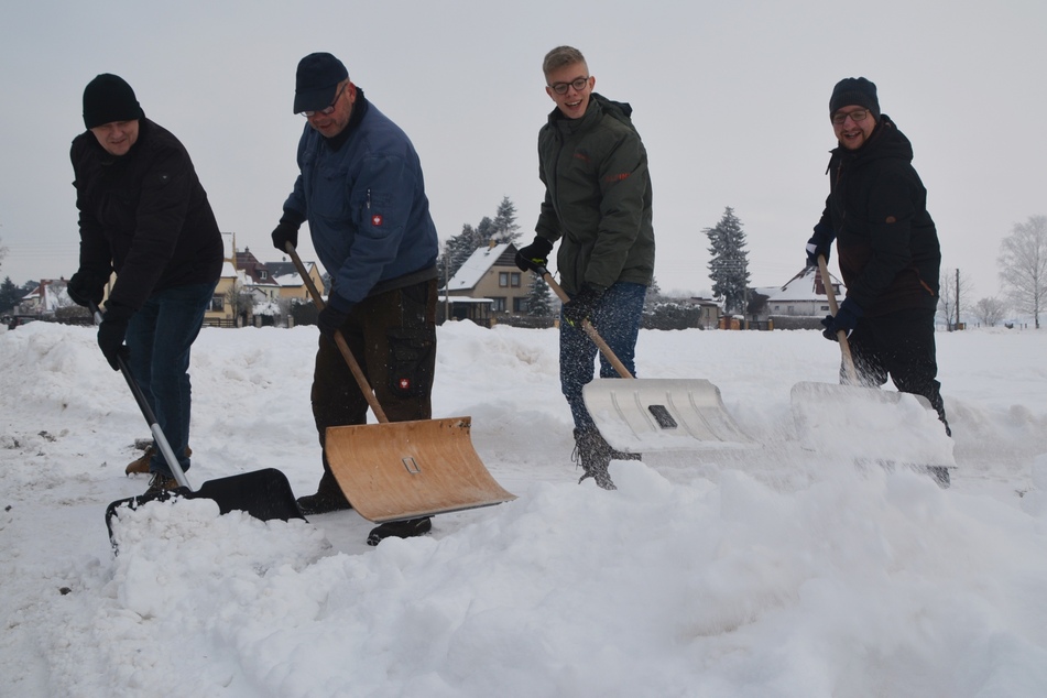Anwohner des Zaucheblick bekommen die Schneemassen mit purer Muskelkraft nicht beiseite geräumt.